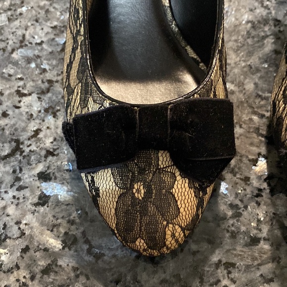 NWOT Fioni Womens Floral Lace low kitten round toe heels | Size 7 1/2 W - Picture 9 of 10